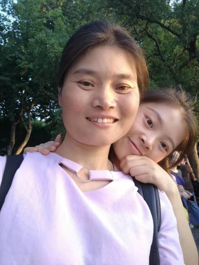(郑莉婷同学和妈妈在一起时拍的照片)