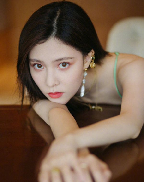 明星宋妍霏精美写真,妆容精致表现力超强,个性时尚灵动优雅