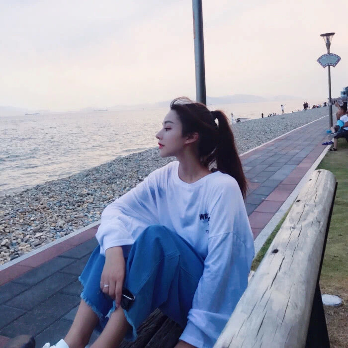 超好看的男女混合头像:我喜欢和黑夜融为一体.
