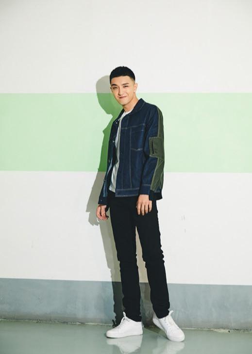 金瀚私服,身穿卡其色风衣脚穿马丁靴,高个男生这么穿才显帅气