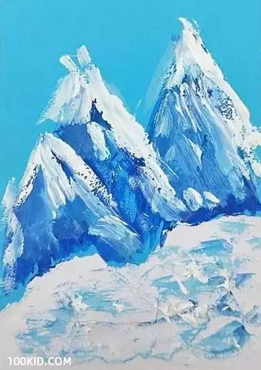 第三步:运用不同蓝色的水粉颜料绘画出雪山及地面等来丰富画面,并注意