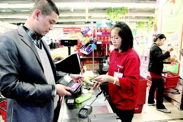 5岁女儿拿糖果忘付钱,超市要求10倍赔偿,妈妈做法让人点赞