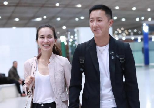 甜蜜暴击!韩庚卢靖姗婚礼请柬疑曝光,男方笑容灿烂表情鬼畜