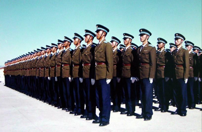 由于受到国家经济建设水平等因素的制约,87式军服的许多品种如空军