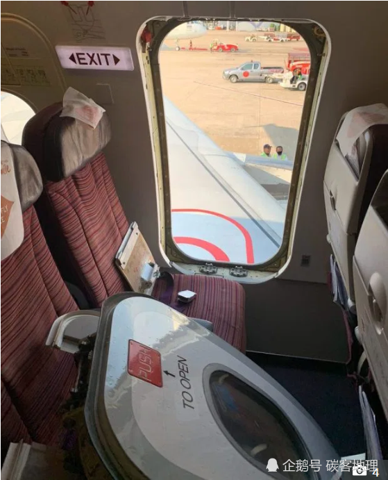 乘客们惊声尖叫:空客a320客机正在滑行,突然一"疯狂男子"拉下应急门