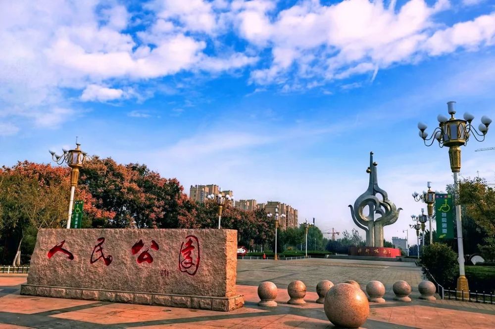 赏满城风光 红叶铺地——夏津县人民公园鹅卵石步道 城中风景,生活