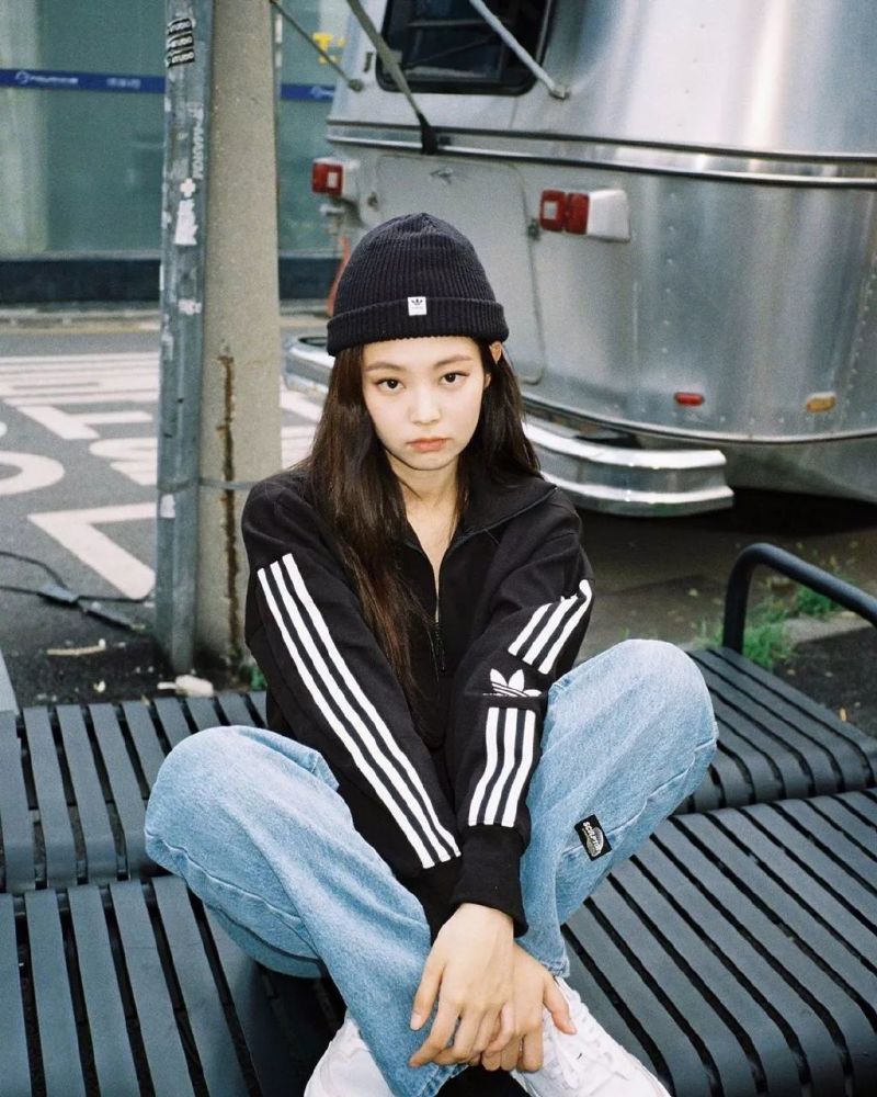 jennie 妆容要点:消肿 眼影 和冬雨不一样,jennie其实是属于眼皮比较