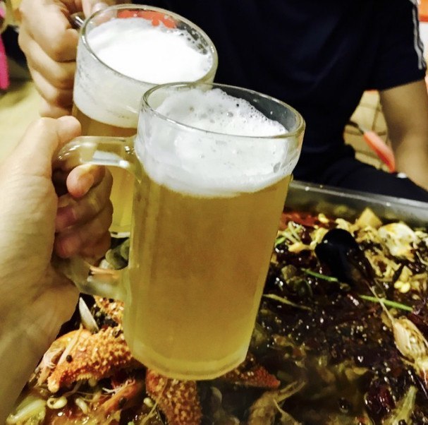 到青岛的第一件事,必须是吃海鲜喝啤酒,干杯!