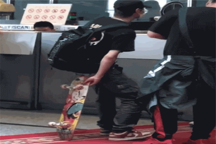 王一博的滑板到底有多少用处?看到最后,网友:也不硌得慌?