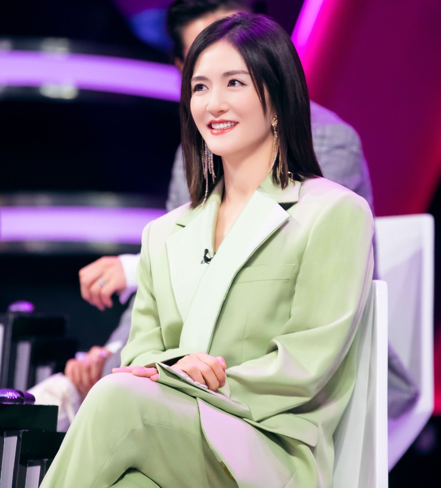 谢娜为了挣奶粉钱拼了,撑不起10cm的高跟鞋,连脚趾都