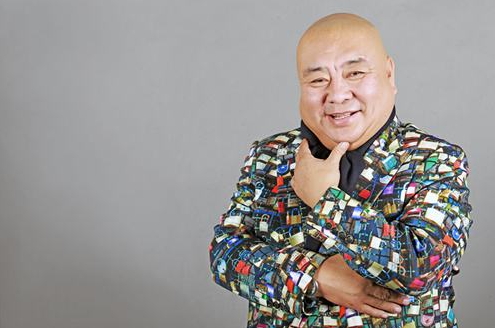 "金牌配角"程思寒遗体告别仪式,身旁簇拥着鲜花,家属