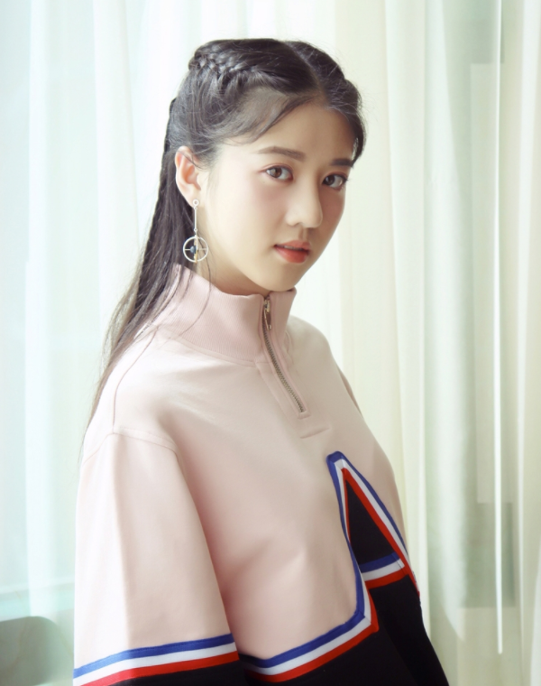明星李凯馨精美写真,轻松驾驭时尚御女风,造型精致百变