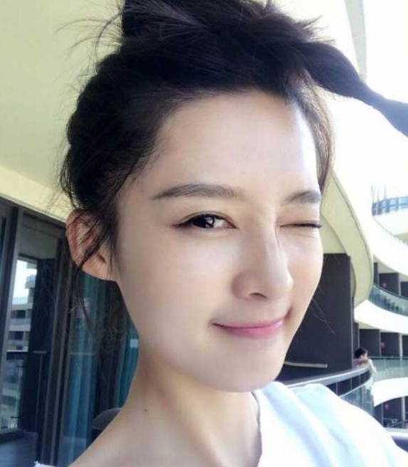 论李沁素颜多强大?脸上雀斑一览无余,却精致的让人
