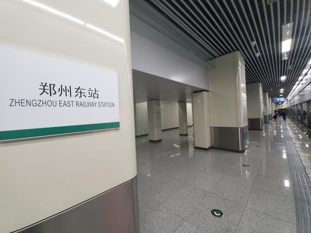 实拍郑州地铁8号线 多个站点已开建