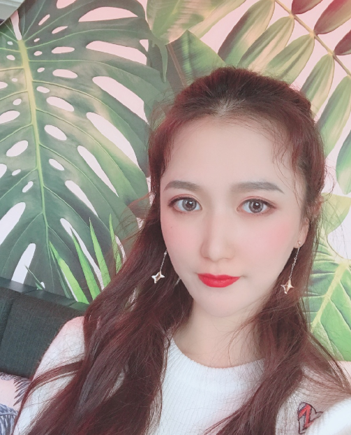 吴哲晗户外写真,身穿白色毛衣,优雅时尚