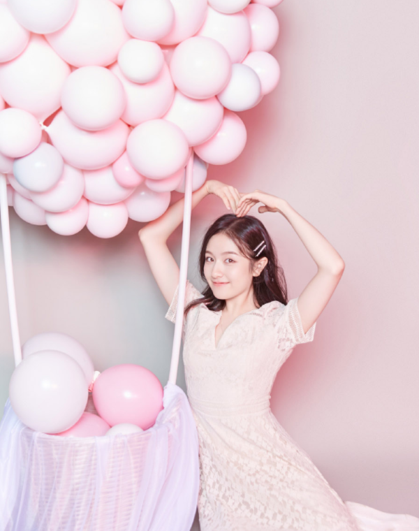 明星李兰迪精美写真,造型精致百变,优雅中又不失俏皮