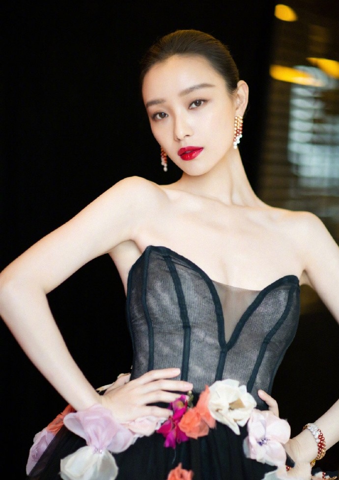 有一种优越叫倪妮的肩颈线条,穿上礼服后,这效果我第一次见