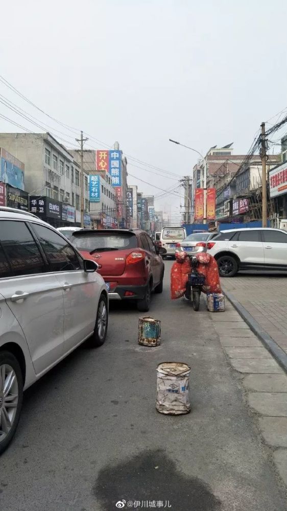 伊川顺城街停车乱象,请加大对此路段的治理!