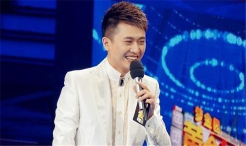 好不容易找到了李松奇的照片,才发现真是郎才女貌的一对,李松奇长相