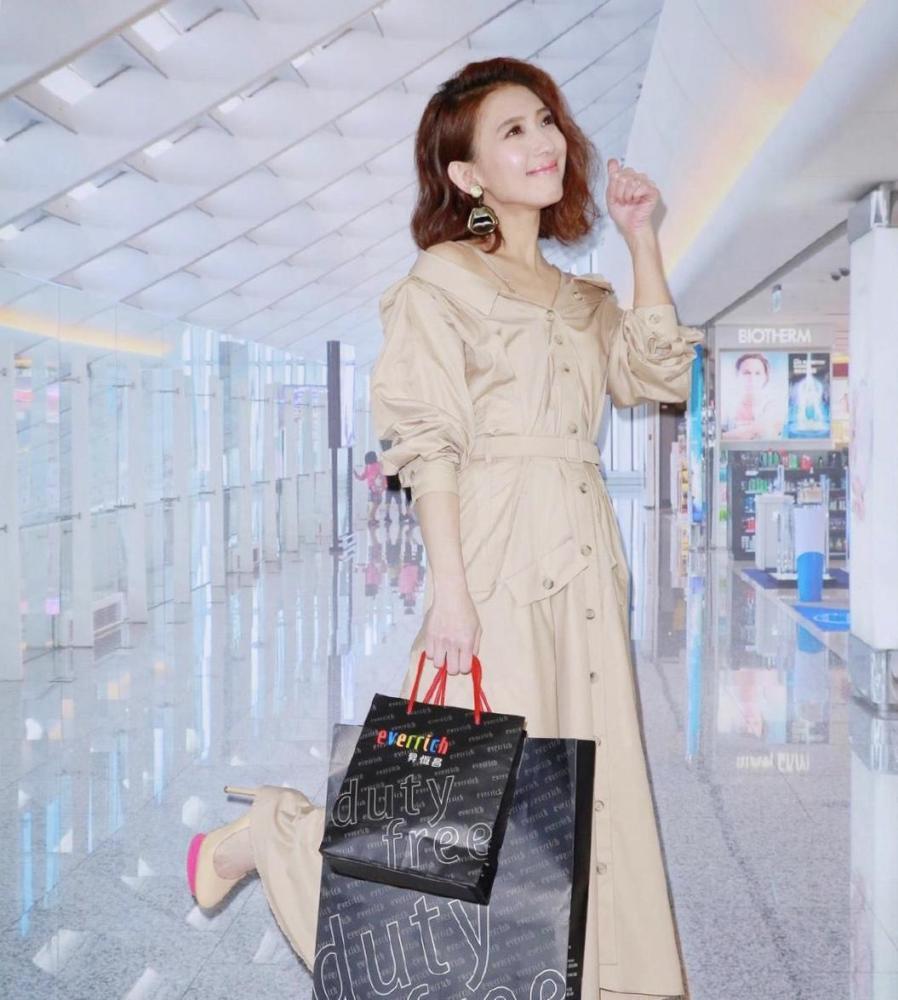 "才女"戴佩妮穿衣真有范儿,杏色连衣裙知性大气,精致时髦