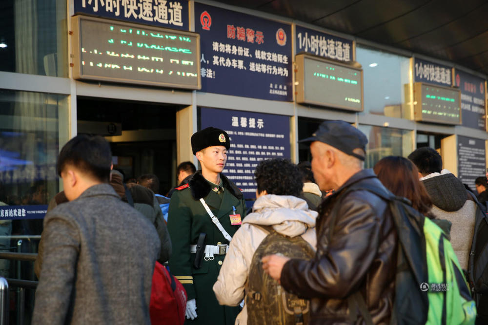 外地父母火车站探望执勤武警 相看无言流泪(组图)