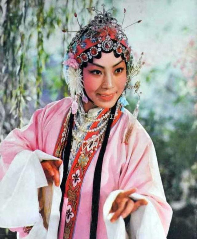 美丽的李炳淑,70年代演《龙江颂》中江水英成偶像,如今77岁好优雅