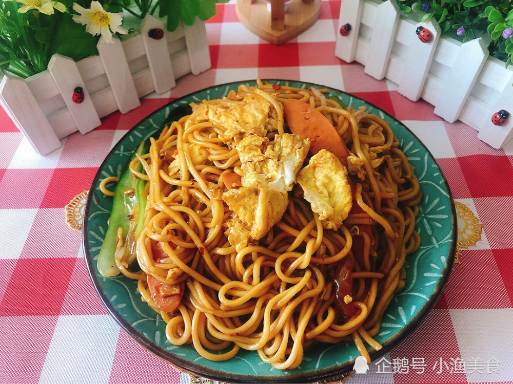 鸡蛋炒面的家常做法,香而不腻又解餐,这味道远胜夜市大排档