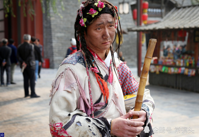 农村小伙进城当了8年乞丐 娶漂亮娇妻买上百平米大房子