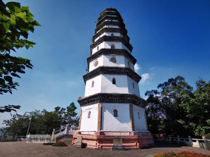 走过白塔山景区的东山寺山门就能看到天王殿右后方的白塔