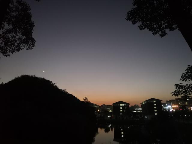 十月间夜里起风的秋天,像是一场无声的告别.