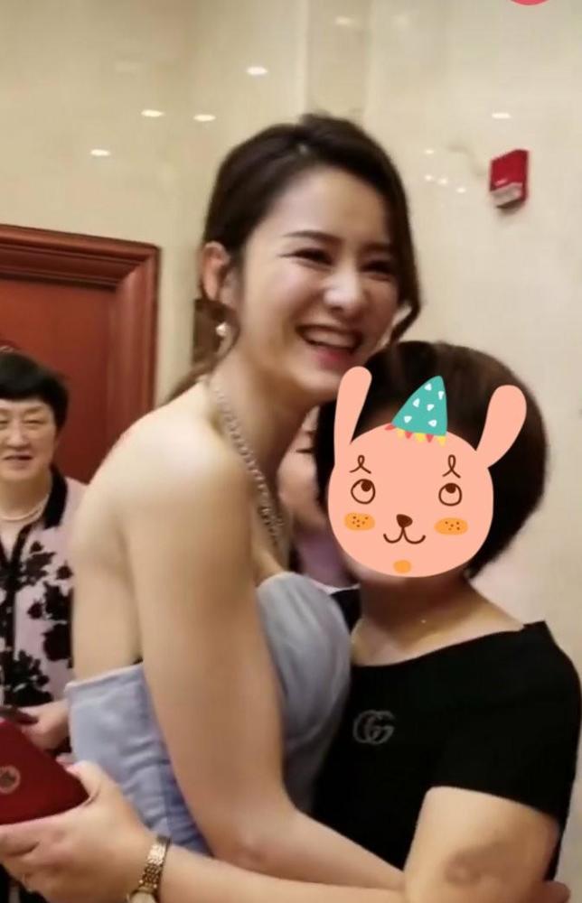 林峯娇妻张馨月身穿深v抹胸礼服,大秀傲人三围笑开颜