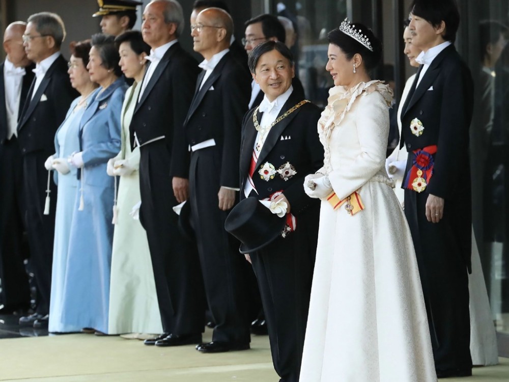 12万人争相目睹日本天皇夫妇风采 雅子皇后感动落泪