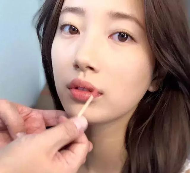 薄嘴唇女孩如何画厚唇妆?