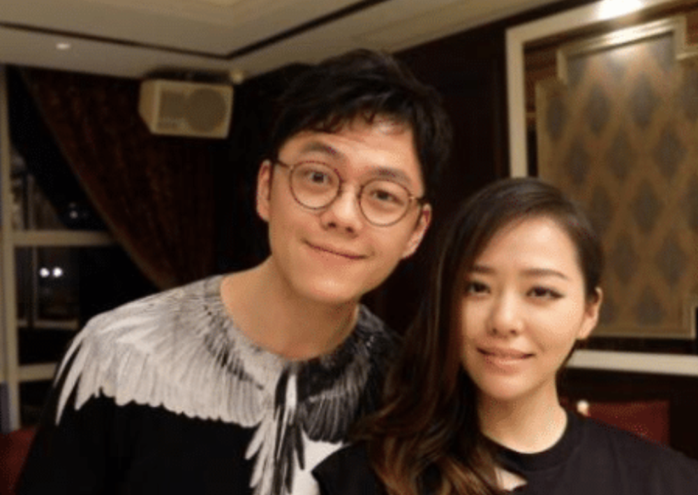 张靓颖和其婚礼伴郎同回酒店!大19岁老公换成小5岁男友,改口味?