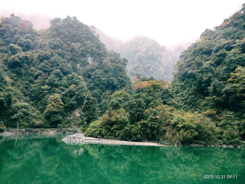 惊艳当红叶与白雪相遇芦山大川河美成这样