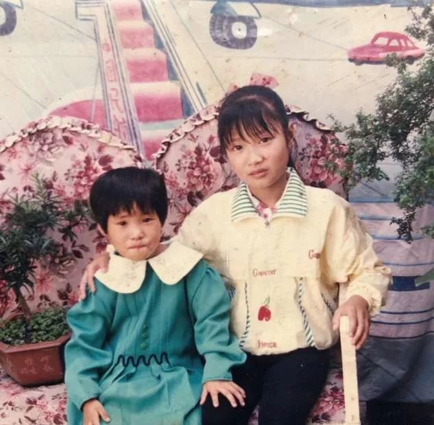 蔡瑛瑛90年代初,和妹妹穿着自家做的爆款童装在照相馆里合影