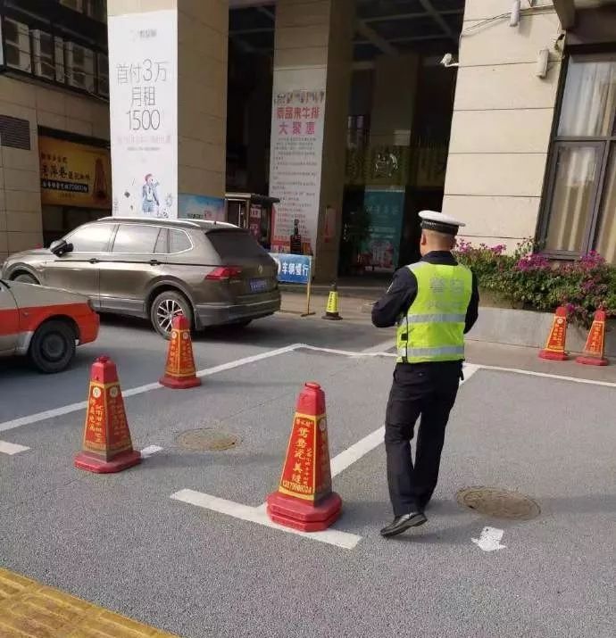 萍乡这些商家用锥桶私占公共停车位,交警出手了!