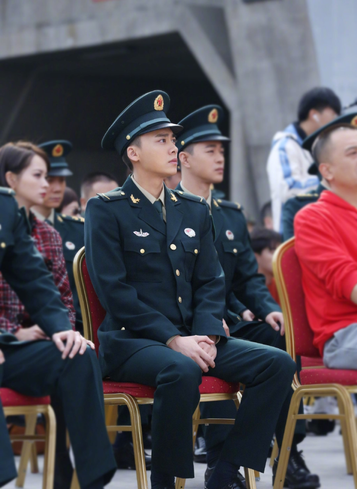 李易峰军队馒头上热搜，网友一脸懵，究竟发生了什么？