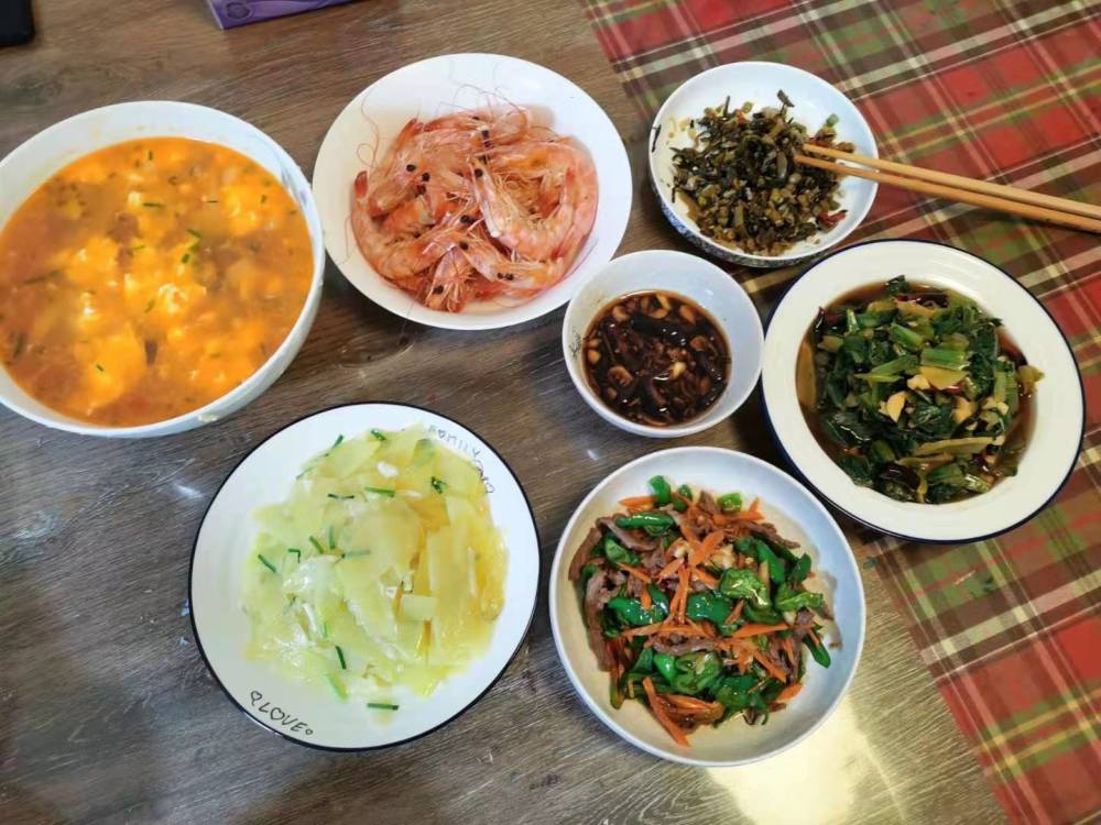 晚餐做了一桌家常小菜,岳父岳母吃后直夸我,说他们闺女有口福