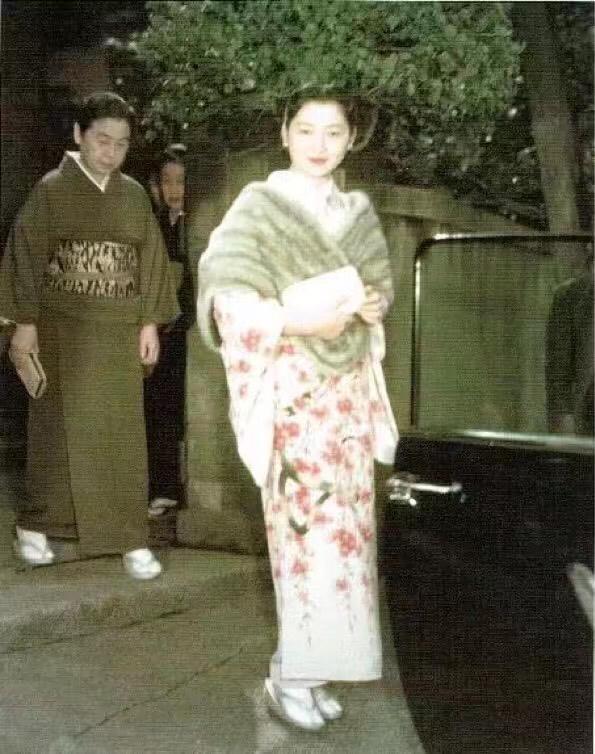 日本平民皇后美智子到底有多美?身着传统和服,尽显端庄优雅
