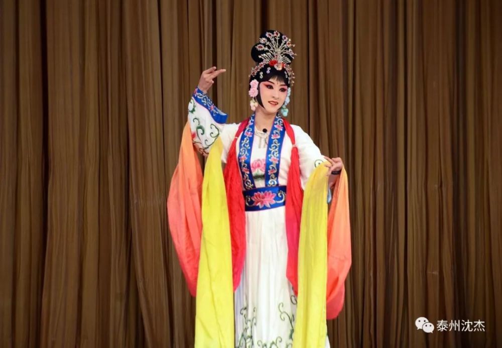 《天女散花》 当晚的国家京剧院在折子戏专场演出中,推出了《天女