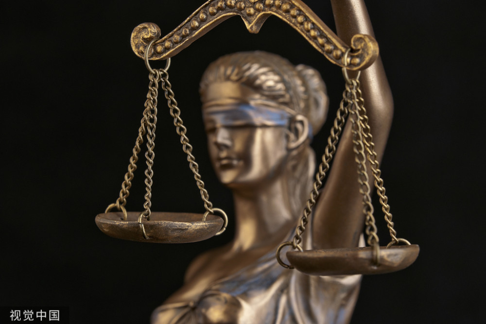 人们往往对法律寄予绝对希望,认为法律是绝对公正,绝对正义的.