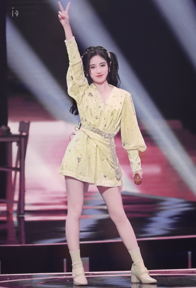 鞠婧祎改走御姐风?穿黑色西装裙走机场,159cm的她却气场全开!
