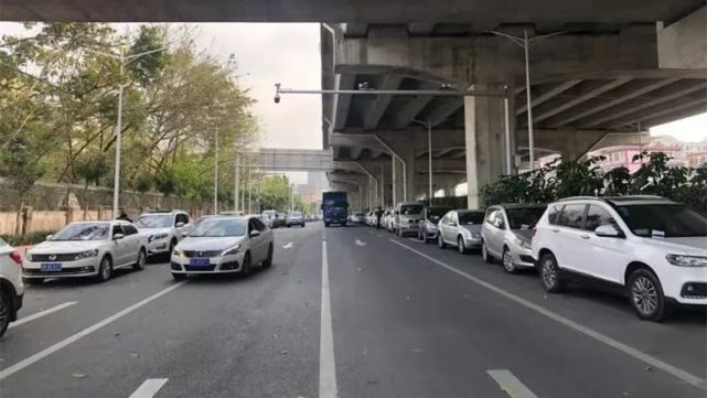 翠屏路上违停小车把机动车道占满