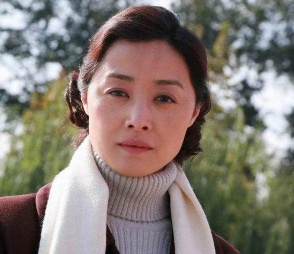 她是张黎的第五个老婆,两嫁知名导演后竟然成为张若昀