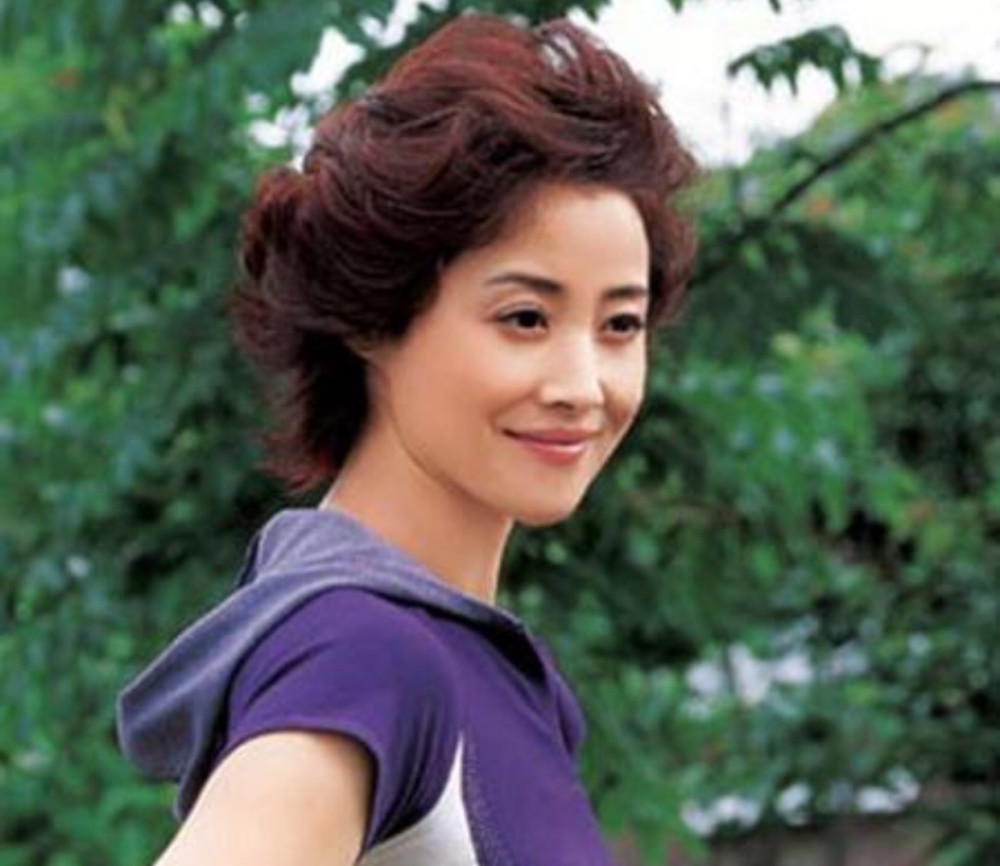 她是张黎的第五个老婆,两嫁知名导演后竟然成为张若昀