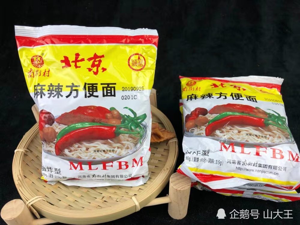 论箱买的麻城版的方便面,属于童年最好的滋味