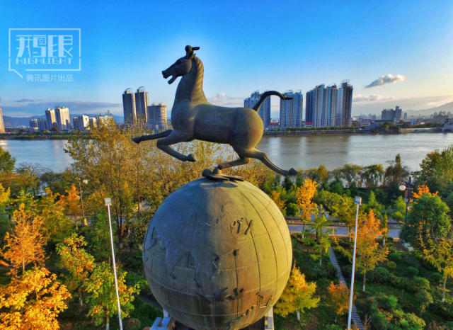 2015年11月8日,陕西汉中桥北广场,旅游城市的标志. (来自:腾讯图片)