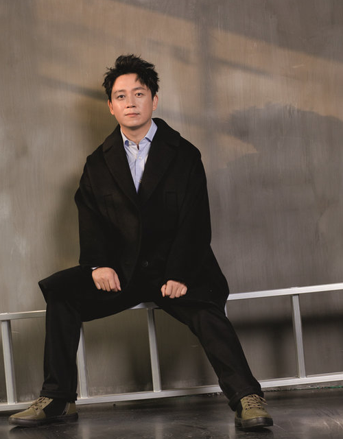 演员潘粤明全新杂志大片,风格多变造型夸张,睿智成熟又不失活泼
