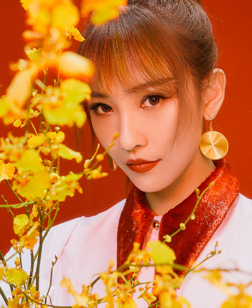 蒋申身穿白色外套,彰显女性冷艳美